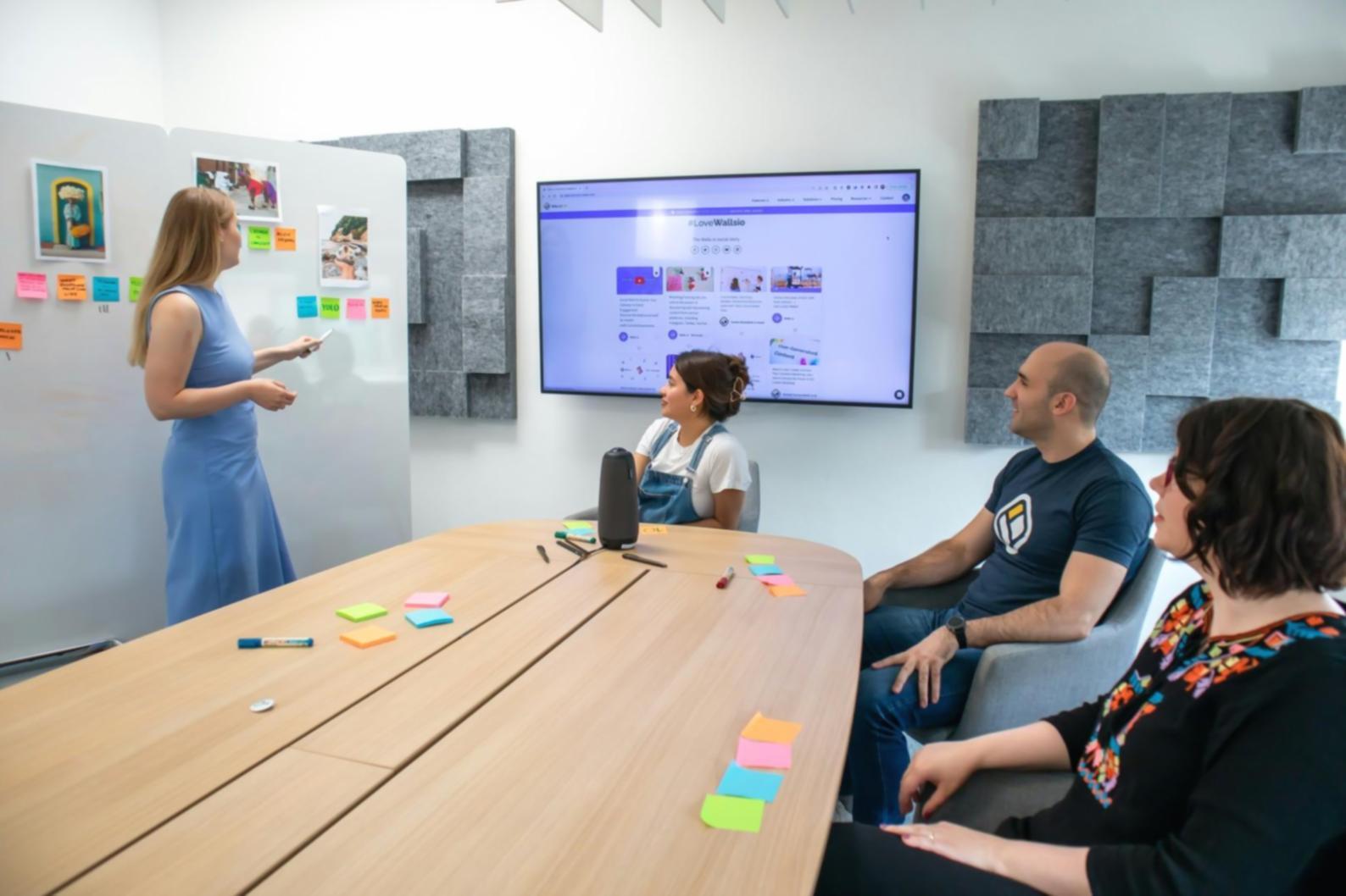 Équipe de conseillers financiers préparant une analyse détaillée pour entreprise familiale