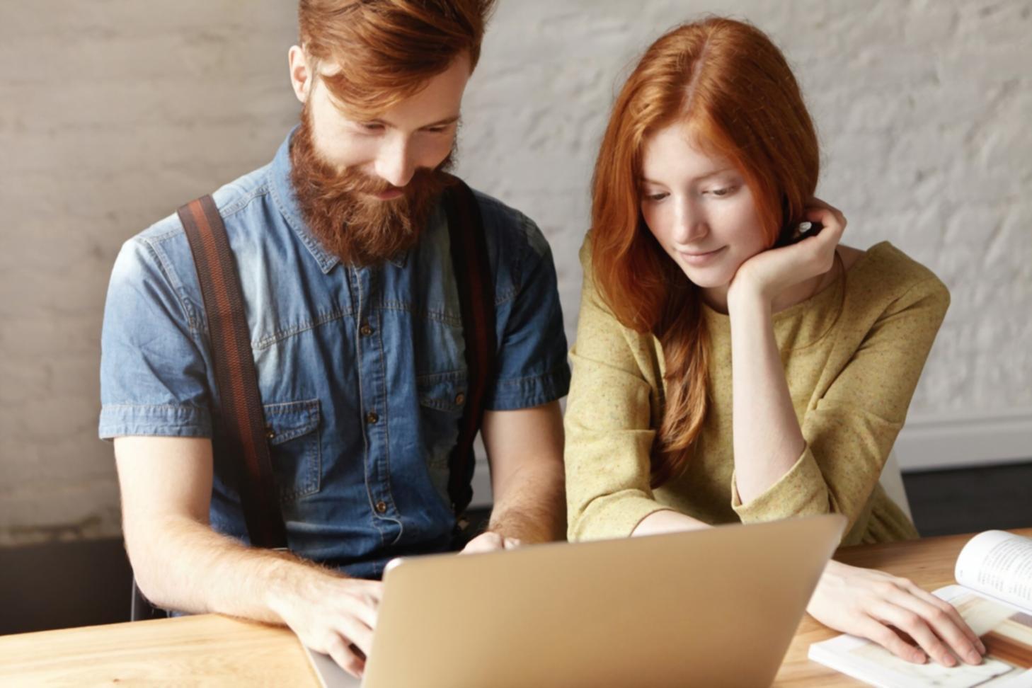 Famille réunie autour d'une table discutant de finances